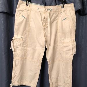 Old Navy white cargo capri pants